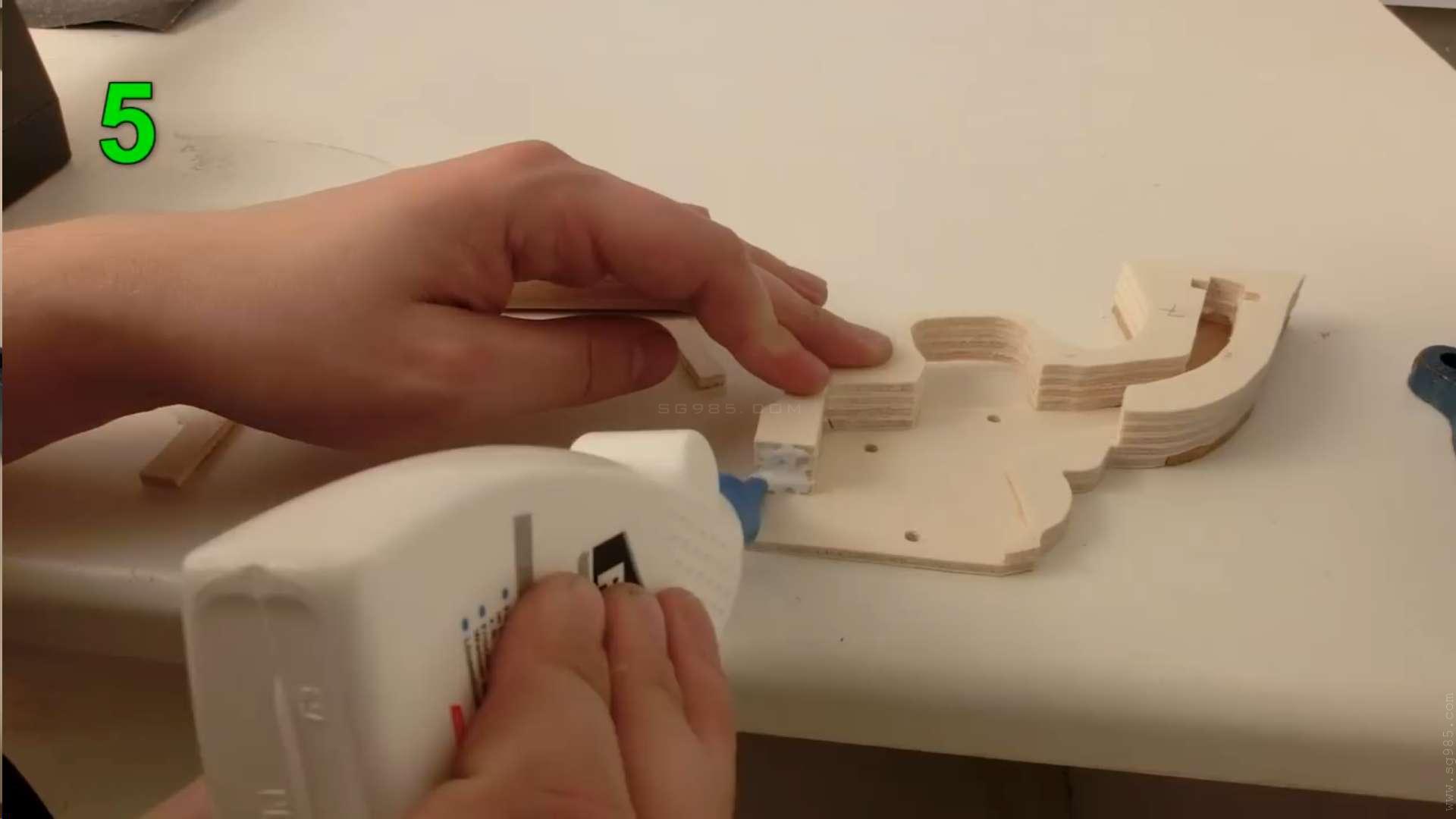 橡皮筋枪怎么做简单的视频/WGOG1006用木板制作一把可连发的橡皮筋玩具枪+结构图纸