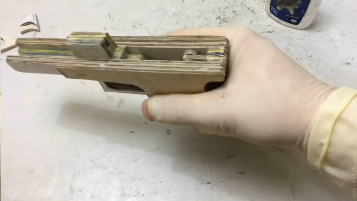 如何用纸板制作一把纸板枪wgog941纸板枪怎么做?/纸板枪可发射/纸板枪可发射子弹+制作图纸