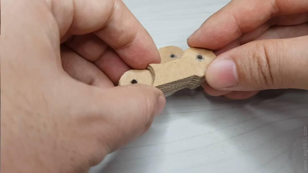 简单纸板手工枪/纸板枪简单/纸板枪教程wgog934如何用纸板制作一把弹射子弹的驳壳手枪+制作图纸下载