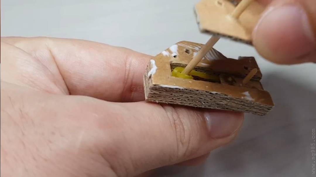 简单纸板手工枪/纸板枪简单/纸板枪教程wgog934如何用纸板制作一把弹射子弹的驳壳手枪+制作图纸下载