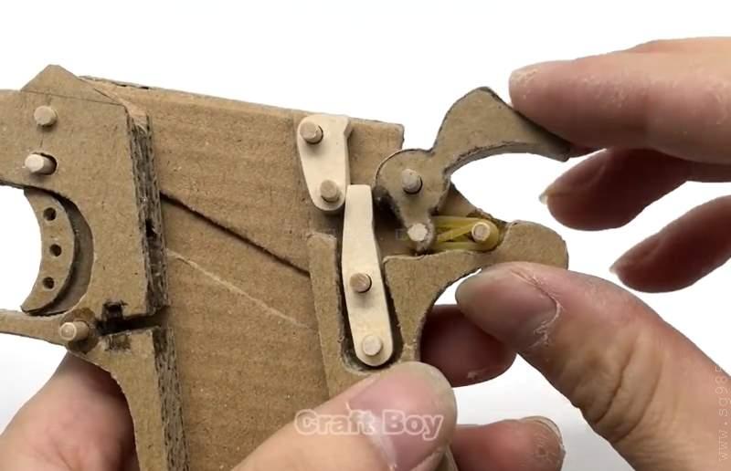 怎么用纸壳箱子做枪/怎么用废纸盒做枪wgog938用纸板制作一把m1911纸板枪可发射+制作图纸