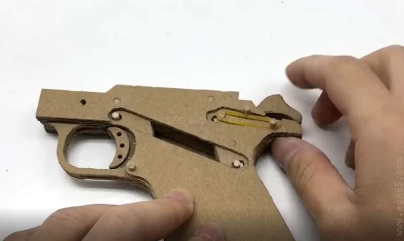 怎么用纸壳箱子做枪/怎么用废纸盒做枪wgog938用纸板制作一把m1911纸板枪可发射+制作图纸