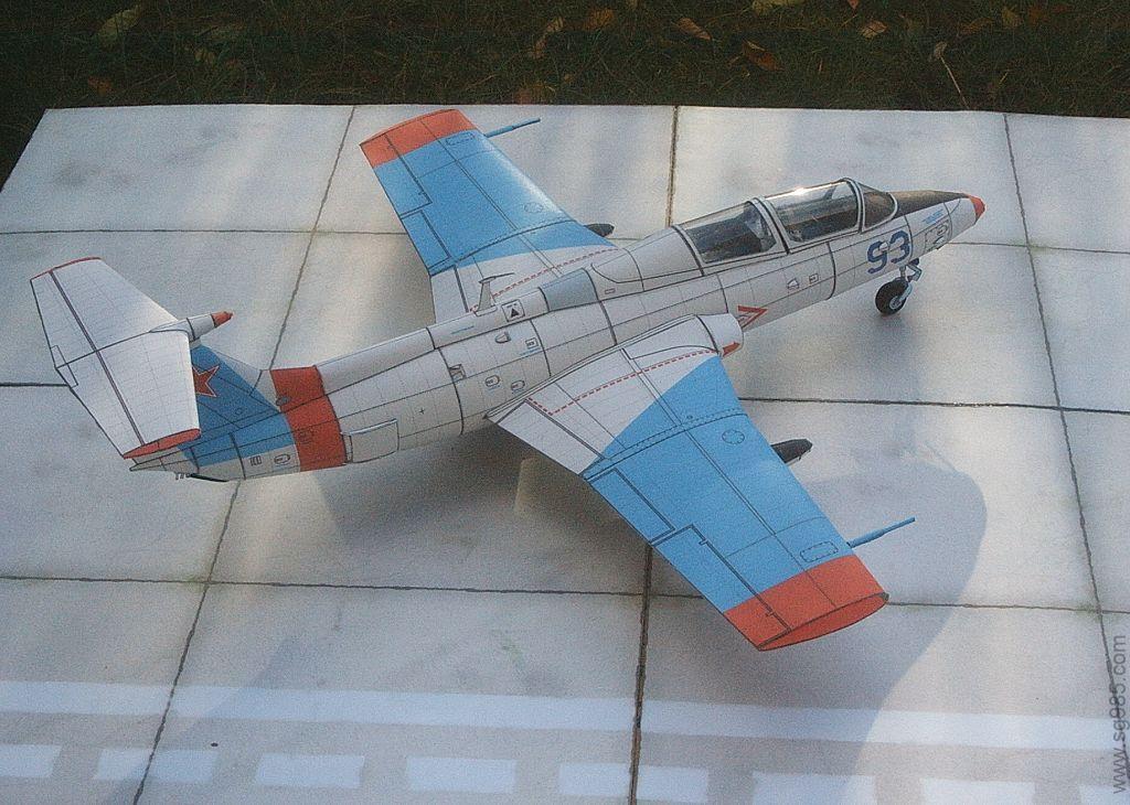 华约L-29海豚军用喷气教练机