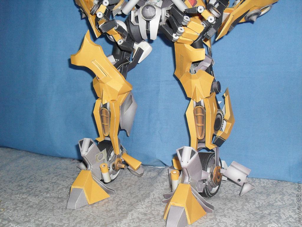 1变形金刚大黄蜂人形版本