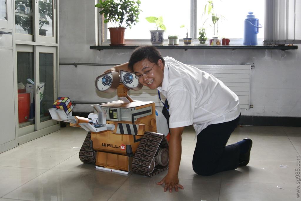 b《机器人总动员》（《WALL-E》）之大号WALL-E纸模