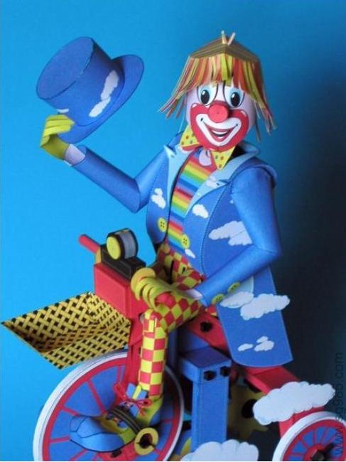 可动骑三轮车的小丑