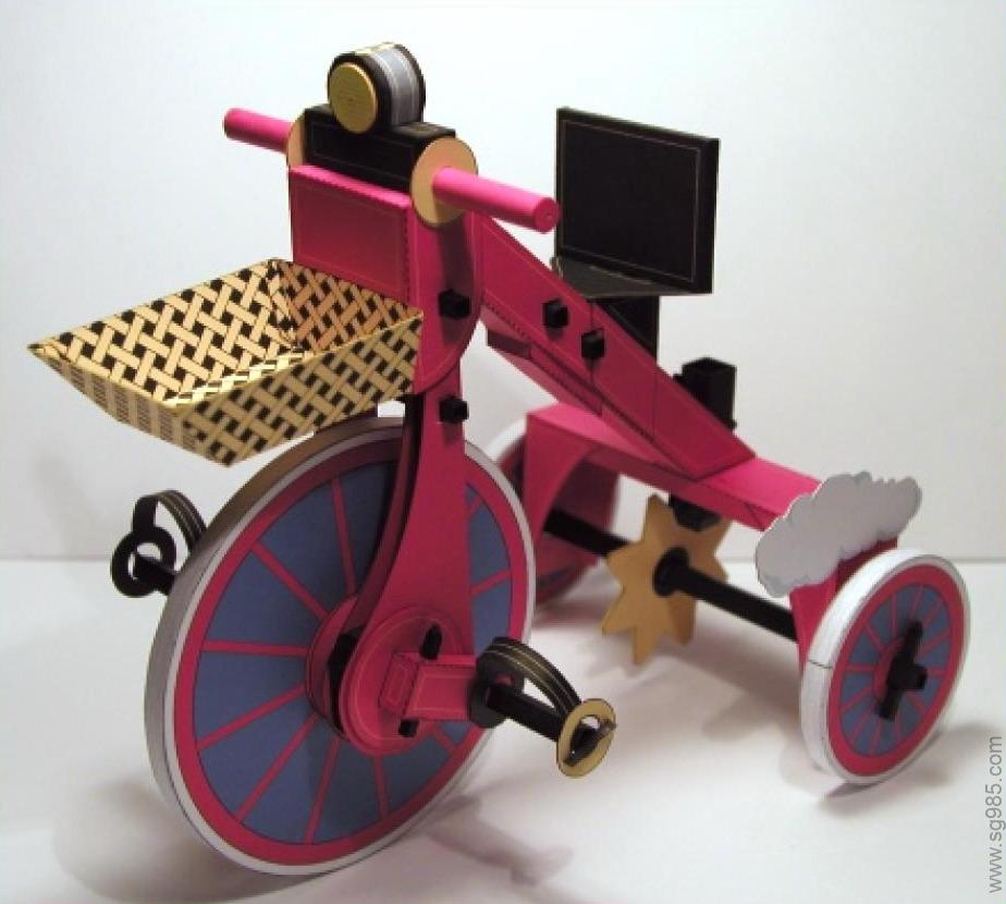 可动骑三轮车的小丑