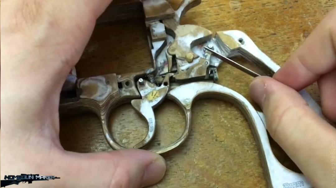 可以连发子弹的纸枪/纸板手工枪可发射子弹wgog929纸板制作纸板连发左轮纸板玩具枪+制作图纸下载