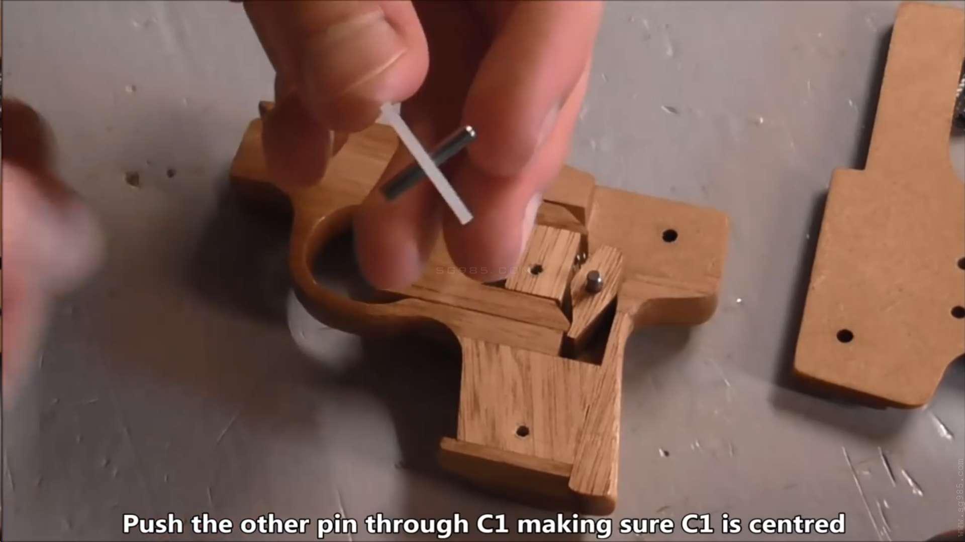 橡皮筋枪怎么发射/WGOG1004用木板制作一把可连发的橡皮筋玩具枪+制作图纸