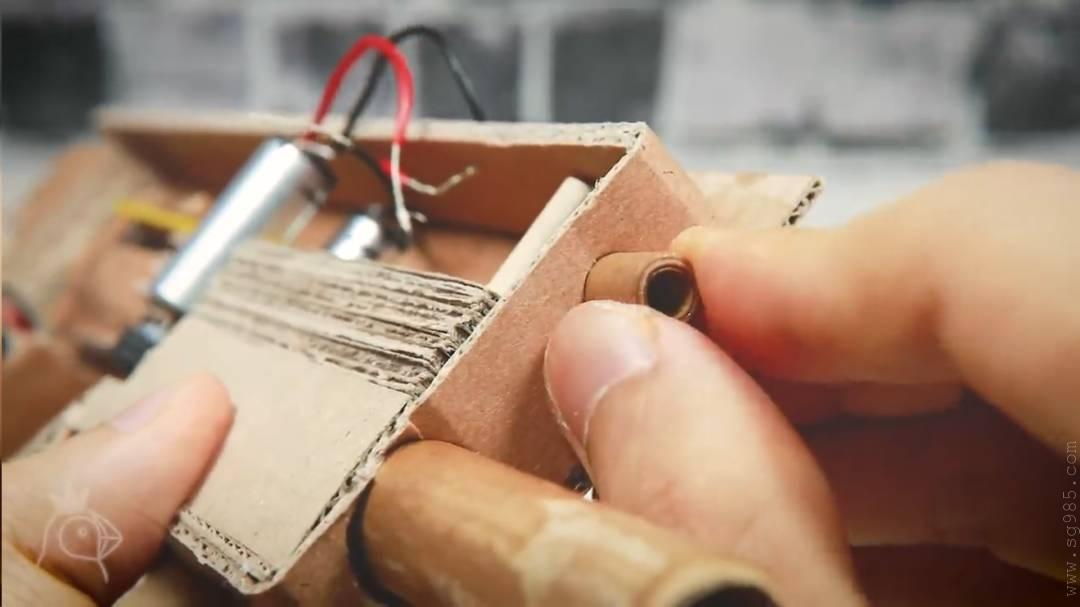 连发纸板枪教程/连发纸板枪详细教程/用纸板做可以连发的枪wgog939+制作图纸