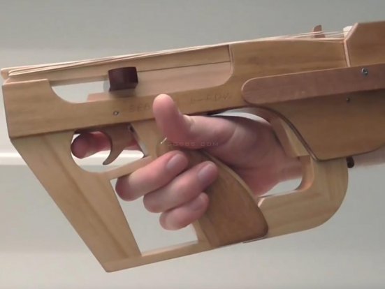 橡皮筋枪怎么玩/WGOG1003用木板制作一把可连发的橡皮筋玩具枪+机构图纸